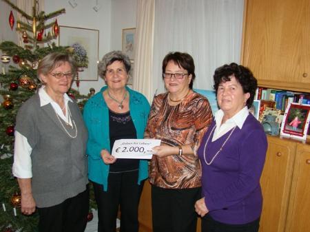 Die Organisatorinnen des Tausend-Lichter-Festes überreichten Vereinsobfrau Herlinde Marosch die 2000-Euro-Spende.